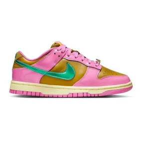 Parris goebel x nike women's dunk low (playful pink/ multi-color/ bronzine/ clear jade/ luminous gre