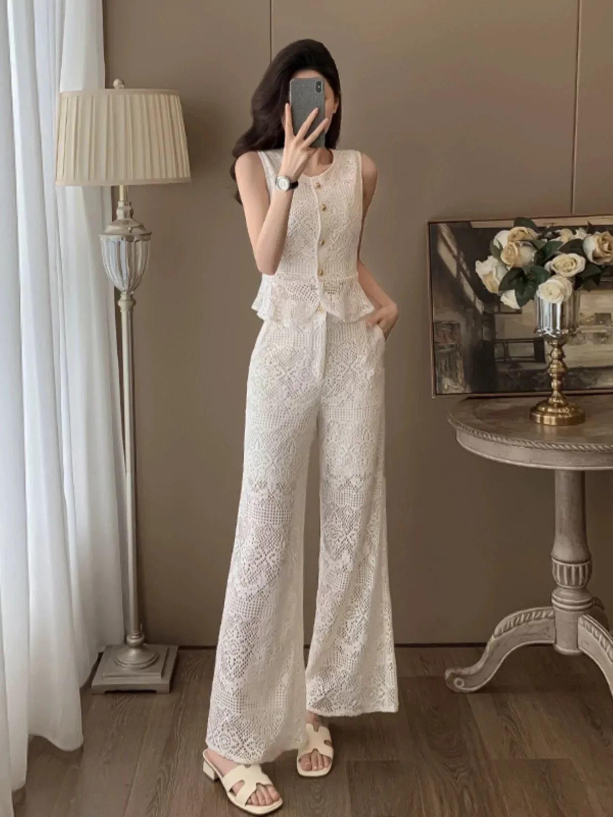 Summer clothes are paired with a complete set of fashionable age-reducing temperament for ladies, high-end lace sleeveless wide-