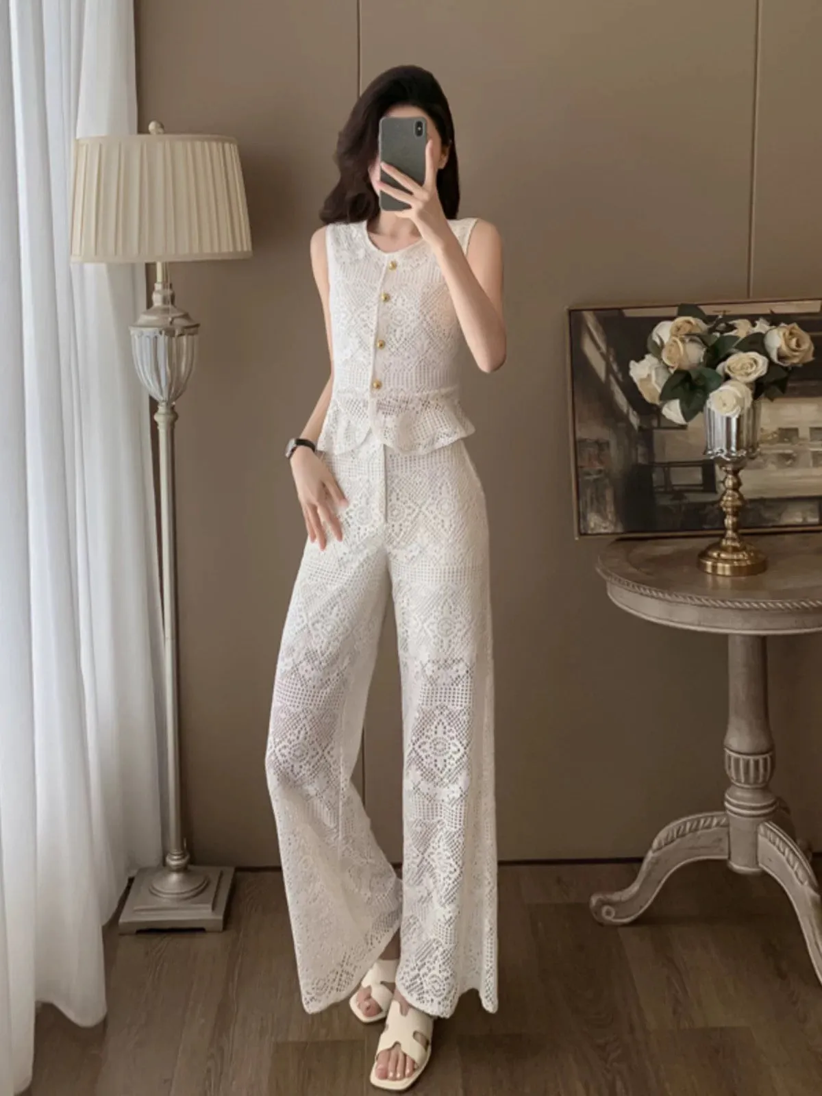 Summer clothes are paired with a complete set of fashionable age-reducing temperament for ladies, high-end lace sleeveless wide-