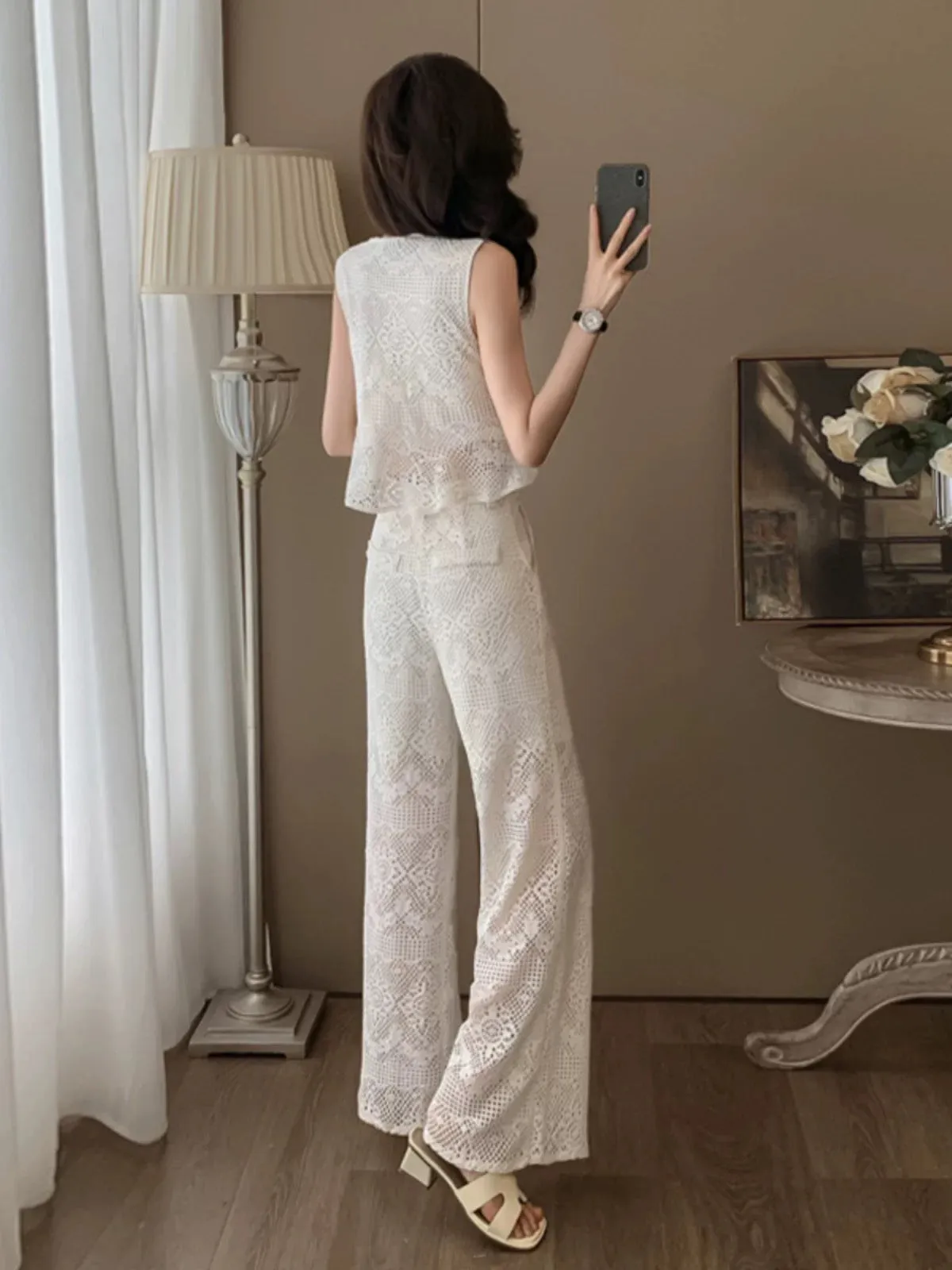 Summer clothes are paired with a complete set of fashionable age-reducing temperament for ladies, high-end lace sleeveless wide-